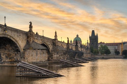 Karlsbrücke in Prag bei Sonnenaufgang