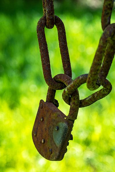 Altes, rostiges Schloss an rostiger Kette von Flatfield
