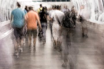 Menschen in der U-Bahn von Marijke de Leeuw - Gabriëlse