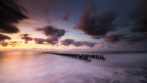 Domburg Pfahlkopf Sonnenuntergang und ziehende Wolken von Linda Raaphorst