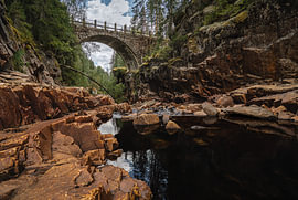 Schwedische Natur – Horizontales Panorama der alten Steinbogenbrücke und des historischen, noch in Betrieb befindlichen Kraftwerks bei Brattfallet von Dylan Winter Visuals