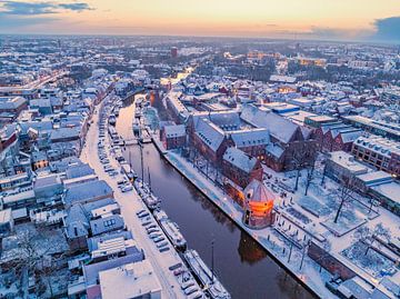 Verschneite Thorbeckegracht in Zwolle an einem kalten Wintermorgen von Sjoerd van der Wal Fotografie
