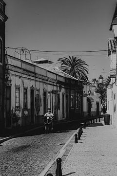 Alter Mann auf Roller durch Faro-Stadt, Algarve Portugal von Manon Visser