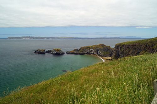 Landschap in Noord-Ierland voor de kust van County Antrim tussen Ballycastle en Ballintoy.