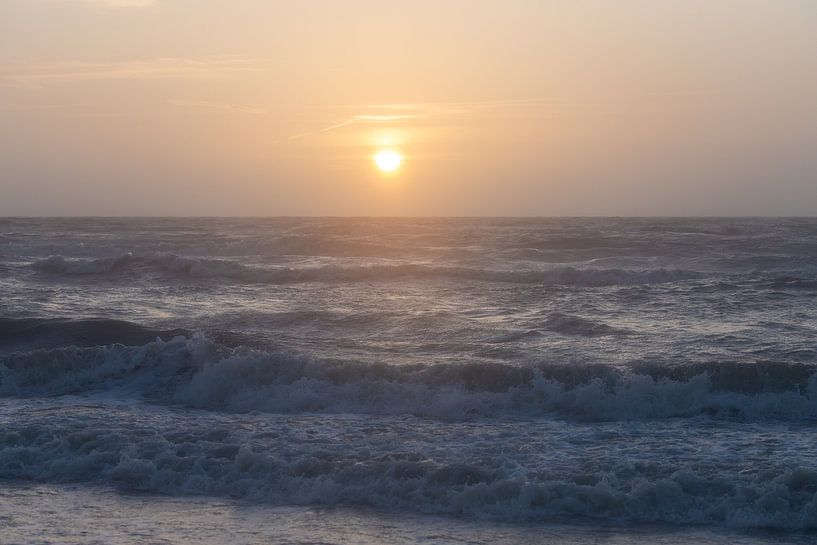 Coucher de soleil brumeux avec des vagues par Yanuschka | Fotografie Noordwijk