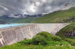 Betonnen dam van turquiose stuwmeer Lac de Moiry von Dennis van de Water