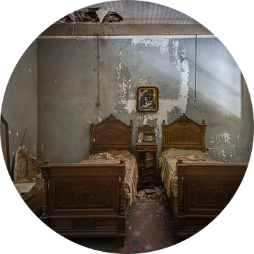 Zeer antieke slaapkamer in verval van Perry Wiertz