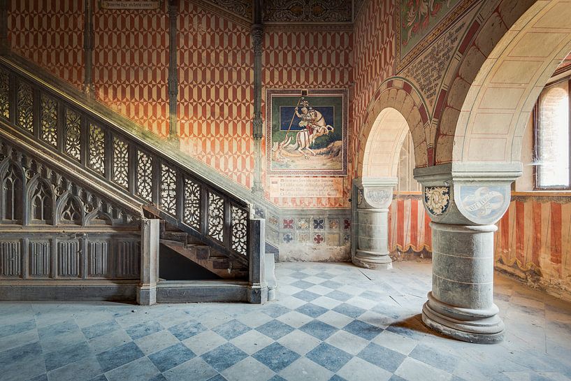 Escaliers du château avec des peintures par Perry Wiertz