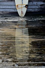 Réflexion de la planche de surf dans l'eau