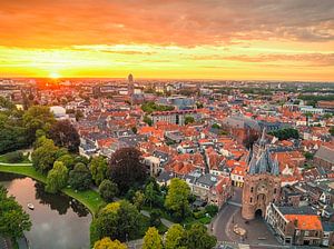 Sassenpoort altes Tor in Zwolle während des Sonnenuntergangs im Sommer