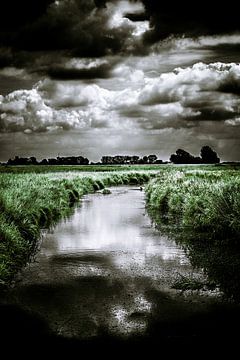 Donkere wolkenlucht boven het polderlandschap van Nieuw-Vossemeer (Brabant) (staand)