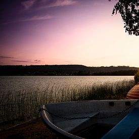 La gloire du soir sur un lac suédois : naviguer dans l'enchantement du soleil couchant sur Cristel Brouwer