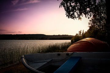 La gloire du soir sur un lac suédois : naviguer dans l'enchantement du soleil couchant
