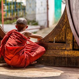 Jeune moine dans un monastère au Myanmar sur Erik Verbeeck
