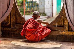 Jonge monnik in klooster te Myanmar van Erik Verbeeck
