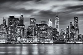 Schwarz-Weiß-Fotografie der Skyline von Manhattan in New York, USA, bei Nacht. Das Licht der Wolkenk von Bas Meelker