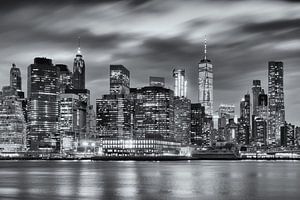 Photographie en noir et blanc de la ligne d'horizon de Manhattan à New York, USA, de nuit. La lumièr sur Bas Meelker