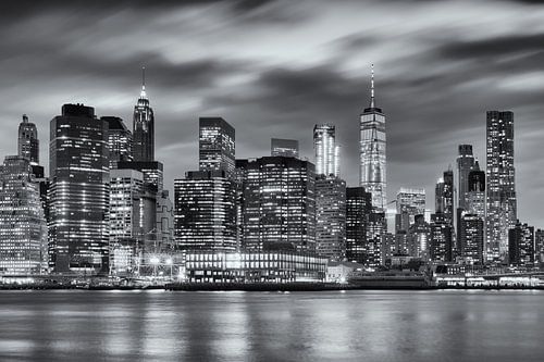 Photographie en noir et blanc de la ligne d'horizon de Manhattan à New York, USA, de nuit. La lumièr