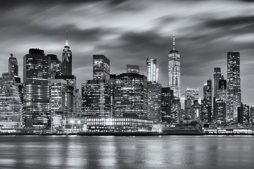 Zwart-wit foto van de skyline van Manhattan in New York, USA, in de nacht. De lichte van de wolkenkr