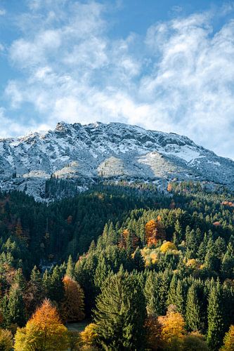 Breitenberg in de herfst met vorst en verse sneeuw