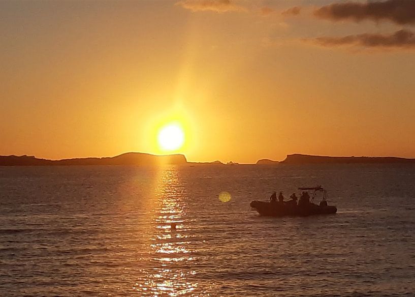 Sonnenuntergang und Boot von KijkKunst