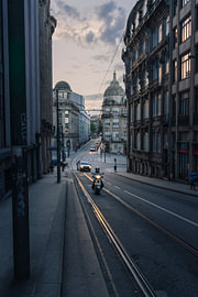 Ein Morgen in Porto – Rua de 31 de Janeiro von Bob Slagter