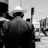 Oudere man met een opvallende witte cowboy hoed. van Joris Louwes