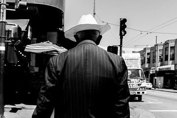 Oudere man met een opvallende witte cowboy hoed.