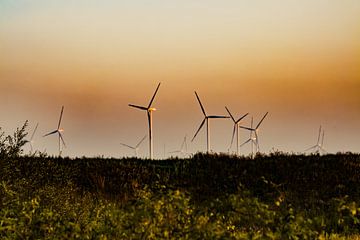 Windturbines in de zonsondergang van Michael Ruland