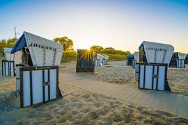 Chaises de plage au coucher du soleil sur Martin Wasilewski