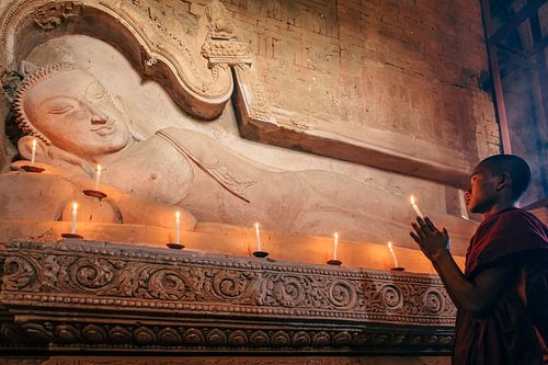 Jonge monnik in de tempels van Bagan