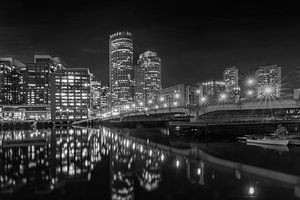 BOSTON Harborwalk bei Nacht | Monochrom