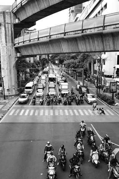 Motorräder und Autos, die unter der Ampel eingefroren sind von Frank Photos