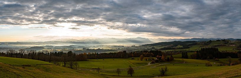 dramatische zonsopgang over de Allgäuer bergen van Leo Schindzielorz