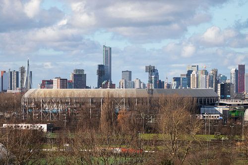 Het schitterende Feijenoord Stadion De Kuip met de skyline van Rotterdam