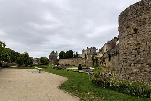 Les anciens remparts historiques et le parc de Vannes, en Bretagne, en été