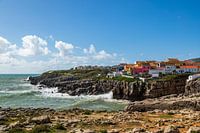 Farbenfrohe Fischerhäuschen auf der Halbinsel Peniche im Atlantischen Ozean.