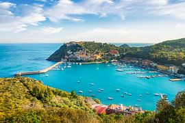 Dorf Porto Ercole und Hafen in der Bucht, Toskana von Stefano Orazzini