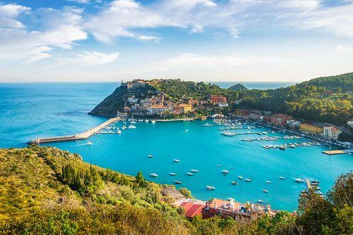 Porto Ercole dorp en haven in de baai, Toscane
