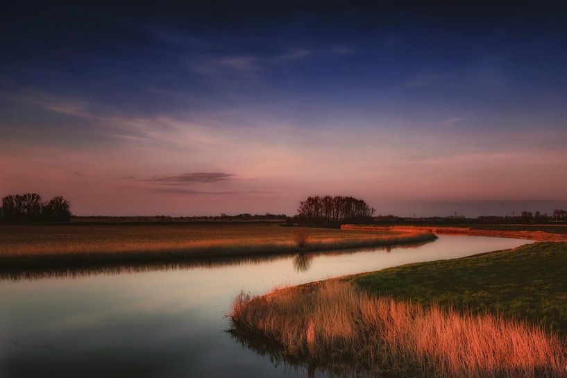 Hollands landschap bij zonsondergang. van Jos Reimering