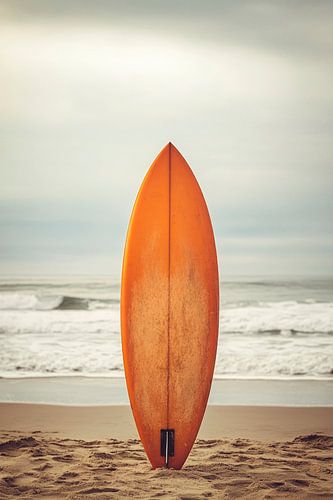 Oranje surfplank op het strand