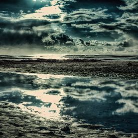 Dänemark Strand mit Wasserspiegelung von Dirk Bartschat