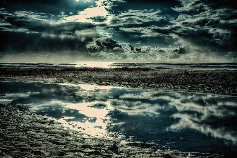 Dänemark Strand mit Wasserspiegelung von Dirk Bartschat