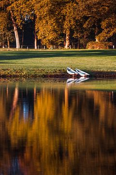 Witte bootjes in een herfstlandschap van Jaimy Leemburg Fotografie