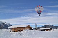luchtballon in de Alpen boven Inzell Zuid Duitsland met een staal blauwe lucht op de achtergrond