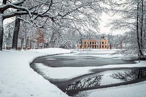 L'étang du château de Nienoord dans la neige