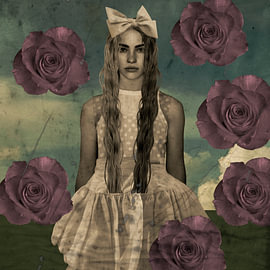 Fille vintage avec des roses violettes