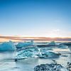 Zwart strand vol ijsschotsen: Diamond Beach, IJsland van Wendy van Kuler