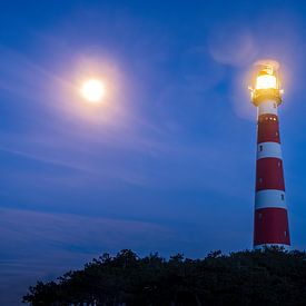 Volle maan naast vuurtoren Bornrif van Evert Jan Luchies