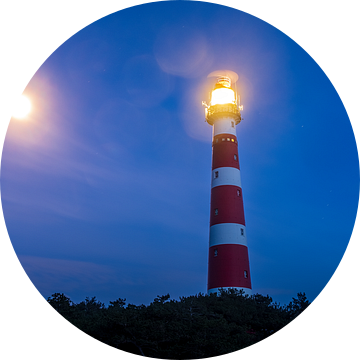 Volle maan naast vuurtoren Bornrif